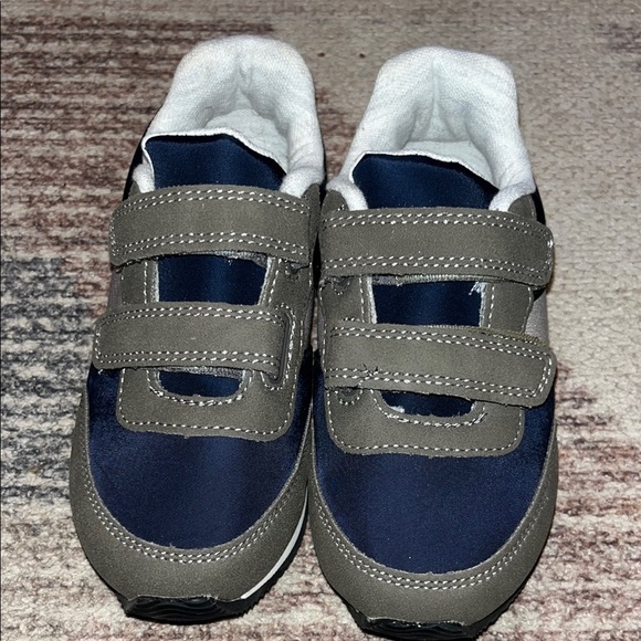 Cat & Jack Kids' Gray and Navy Velcro Sneakers - Picture 2 of 7